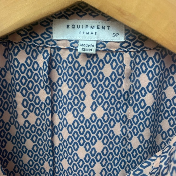 Equipment Blue and White Patterned Casual Shirt all silk - Picture 5 of 10